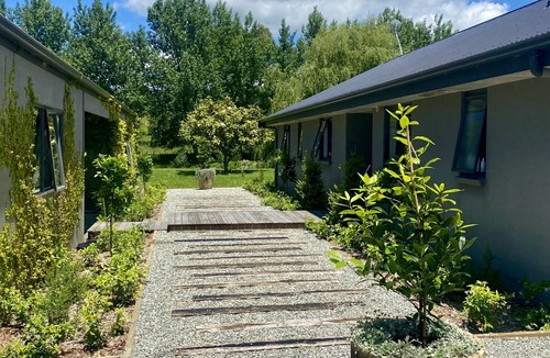 Matakana House | ENTERTAINER'S PARADISE with Tennis Court/4 Bdrm home + Self contained Studio