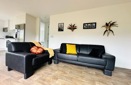 Bombay House | Escape the city rush & stay in this new house in the beautiful Bombay Hills.
