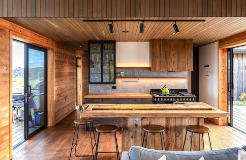 Onetangi Cabin | Escape to Obsidian Villa, situated between Obsidian and Casita Miro vineyards.