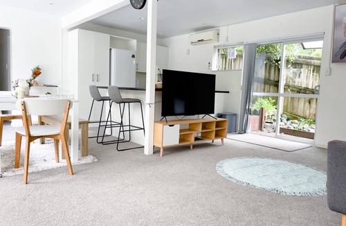 Murrays Bay Apartment | family-friendly 3BR flat by the bays - 3min walk to the beach