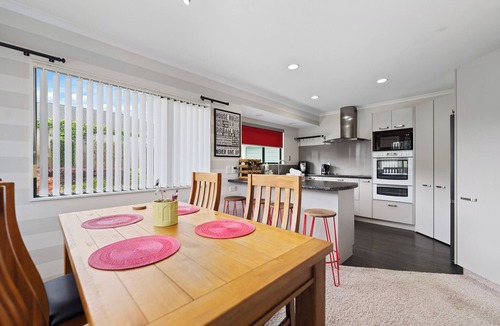 Welcome Bay House | Fernwood Escape - Tauranga Holiday Home