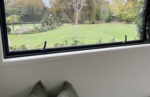 Matakana Apartment | FIG HOUSE - Studio. Tennis Court