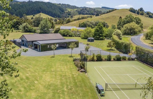 Matakana Apartment | FIG HOUSE - Studio. Tennis Court