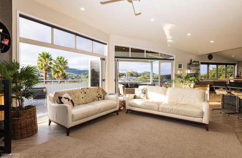 Hatfields Beach House | Funky Beach House with sea and country views