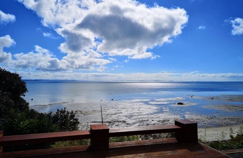 Auckland House | Gorgeous beachfront Kiwi Bach!