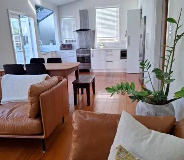 Grafton Villa | Grafton House Villa Oasis, Central Auckland
