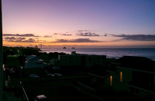 Rewa House | Hamblyn Heights Stunning Seaviews in New Plymouth