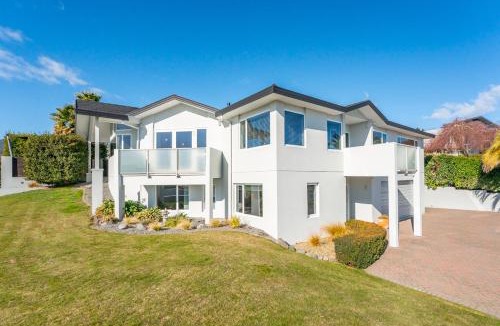 Waipahihi House | Haven at the Heights - Taupo