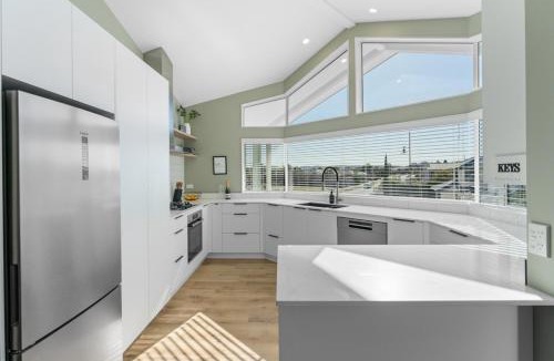 Waipahihi House | Haven at the Heights - Taupo