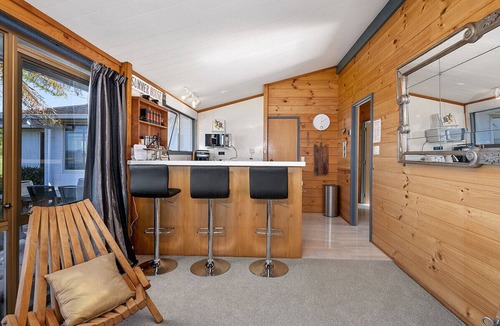Acacia Bay Cottage | Heights Haven - Acacia Bay Holiday Home