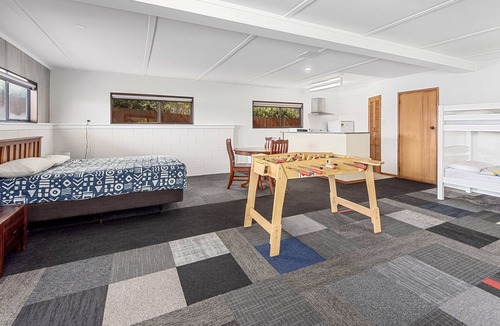 Oakura House | High Water Beach House, absolute beach front, 5 bedrooms (sleep up to 13 people)