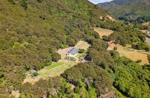 Featherston House | Hill Cottage - Featherston Holiday Home