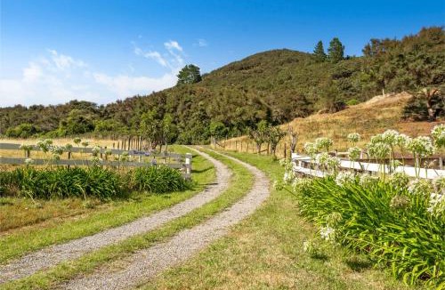 Featherston House | Hill Cottage - Featherston Holiday Home