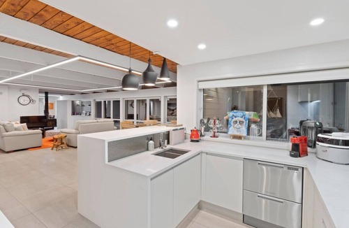 Stillwater House | Hilltop Retreat with BBQ, Sauna, Spa & Pool