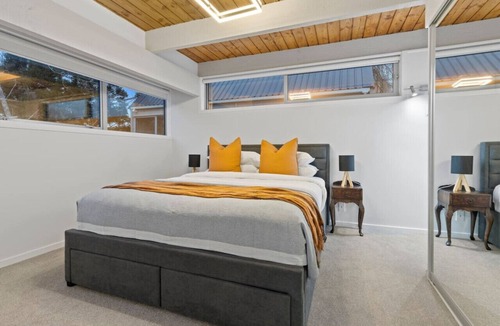 Stillwater House | Hilltop Retreat with BBQ, Sauna, Spa & Pool