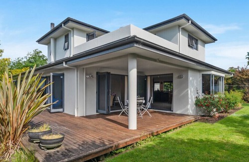 Holdens Bay Cottage | HOLDENS BAY RETREAT - ROTORUA HOLIDAY HOME, with a garden in Rotorua