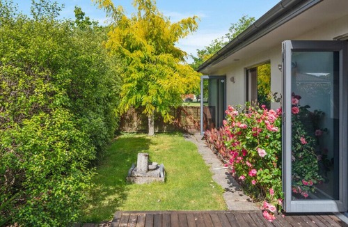 Holdens Bay Cottage | HOLDENS BAY RETREAT - ROTORUA HOLIDAY HOME, with a garden in Rotorua