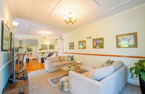 Dairy Flat House | Horse Club Owner's Secret Garden with 3 Bedrooms