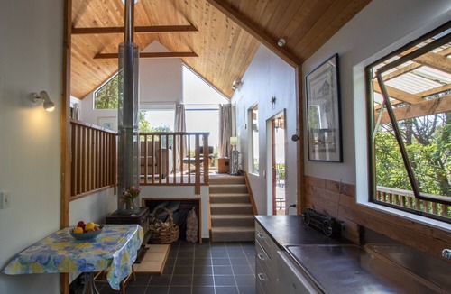 Ngaio Bay Cottage | Kanuka House - Kaiteriteri Holiday Home