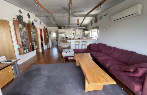 Algies Bay House | Kiwi Bach 5min stroll to the beach