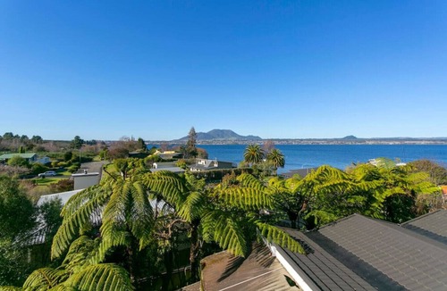 Taupo Apartment | Lago Vista - amazing lake views and location, spacious, private, modern and warm