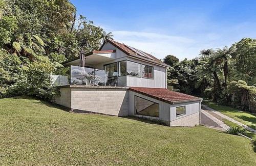 Okere Falls House | Lake House and Studio - Lake Rotoiti Holiday Home