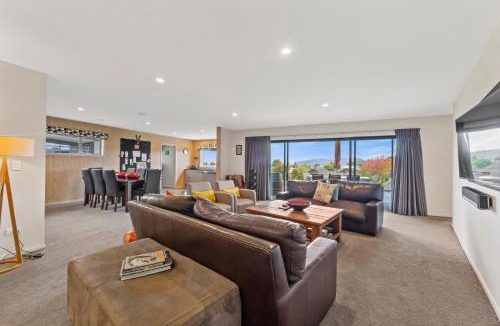 Kinloch House | Lake Life Kinloch - Taupo Holiday Home
