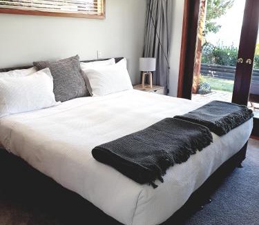Acacia Bay Apartment | Lake View Garden Apartment