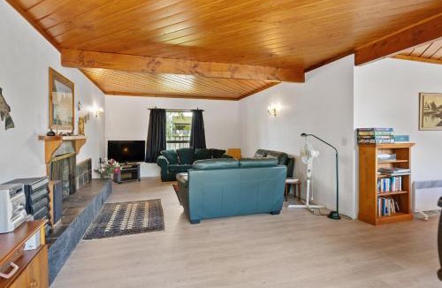 Rainbow Point House | Lakeside Serenity - Taupo Holiday Home