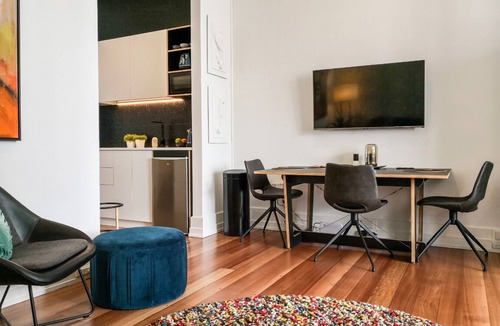 Auckland Central Business District Apartment | Lavishness in a Landmark Hotel with Views and Rooftop Pool * Walk everywhere*