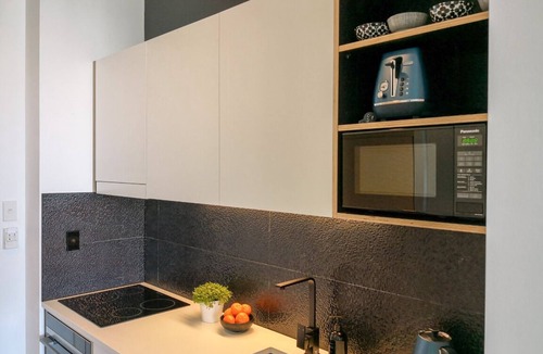 Auckland Central Business District Apartment | Lavishness in a Landmark Hotel with Views and Rooftop Pool * Walk everywhere*