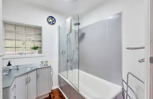 St. Heliers House | Leafy, quiet, rustic but so convenient. Close to CBD, beaches and forest.