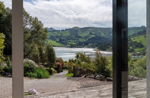 Duvauchelle Cottage | Little Hill Top Hilton - Akaroa Holiday Home