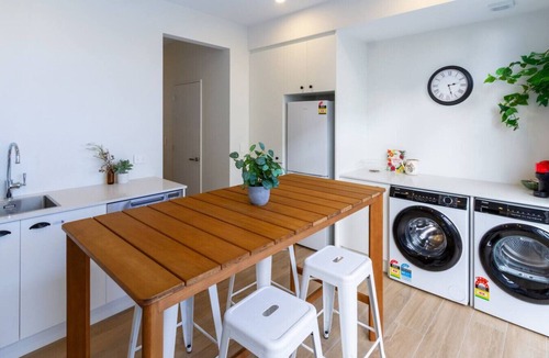 Christchurch House | Luxe City Stay Sleeps 7 with Free Car Park