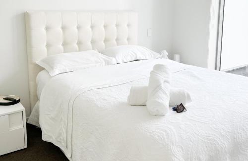 Albany Apartment | Luxury 2 Bedroom Apartment with cocktail bar and espresso machine
