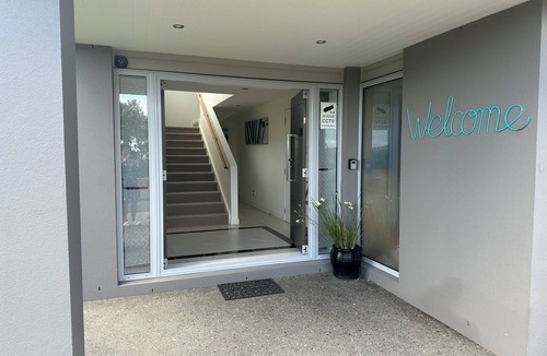 Tindalls Beach House | LUXURY CLIFFTOP " RETREAT " in TINDALLS BAY, WHANGAPARAOA PENINSULAR