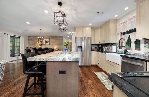 Hendersonville House | LUXURY FARMHOUSE, 2 Living spaces, Sleeps 12, PRIVATE in the mtns, 10min to town