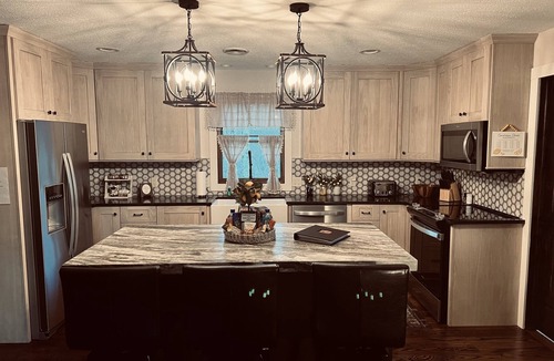 Hendersonville House | LUXURY FARMHOUSE, 2 Living spaces, Sleeps 12, PRIVATE in the mtns, 10min to town