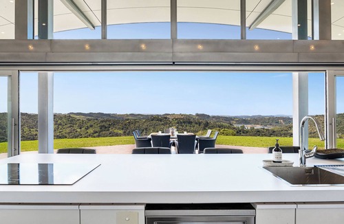 Waiwera Villa | Luxury Hilltop Villa with Breathtaking Views- Perfect for Family Stays & Events
