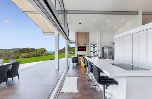 Waiwera Villa | Luxury Hilltop Villa with Breathtaking Views- Perfect for Family Stays & Events
