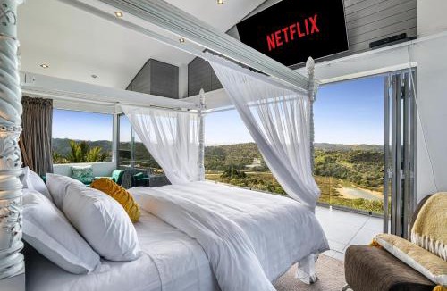 Waiwera Villa | Luxury Hilltop Villa with Breathtaking Views- Perfect for Family Stays & Events