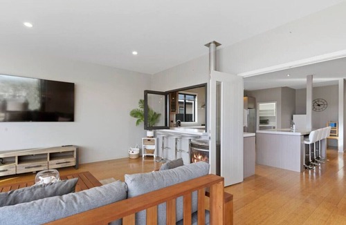 Huntingdon House | Luxury Lake Hood Holiday Home