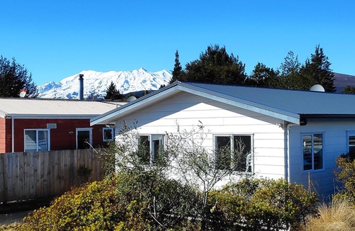 National Park Village House | Macks Alpine Chalet with Spa Pool, Bike Shed, Big Heat Pump, Carport.