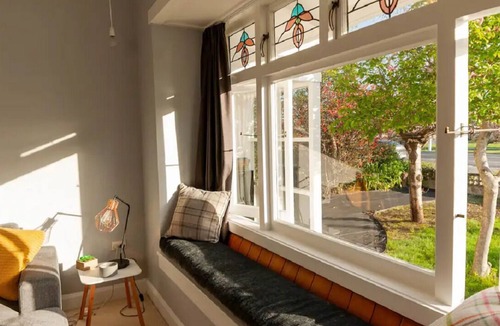 Napier House | Magnolia Cottage- cosy and stylish. Fully fenced for children and your familypet