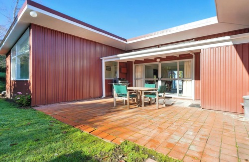 Duvauchelle House | Maison Pierre Rouge - Duvauchelle Holiday Home