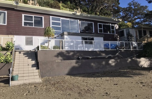 Mahurangi East House | Martins Bay - quiet Kiwiana Bach on the Beach - ideal for children