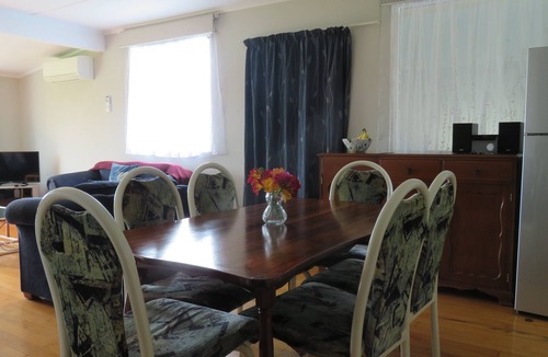 Rotoorangi Cottage | Massey Country Cottage - 11 Kms to Lake Karapiro and 7 Kms to Cambridge Center