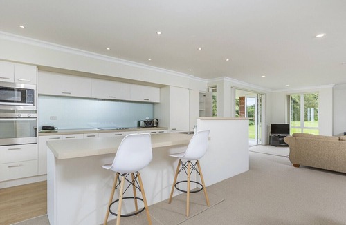 Matakana Cottage | Matakana Views - Matakana Holiday Home