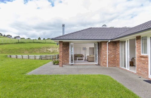 Matakana Cottage | Matakana Views - Matakana Holiday Home