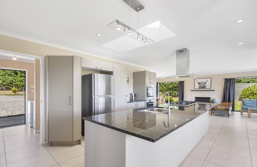 Dyerville House | Meadowscape Hideaway - Martinborough Holiday Home
